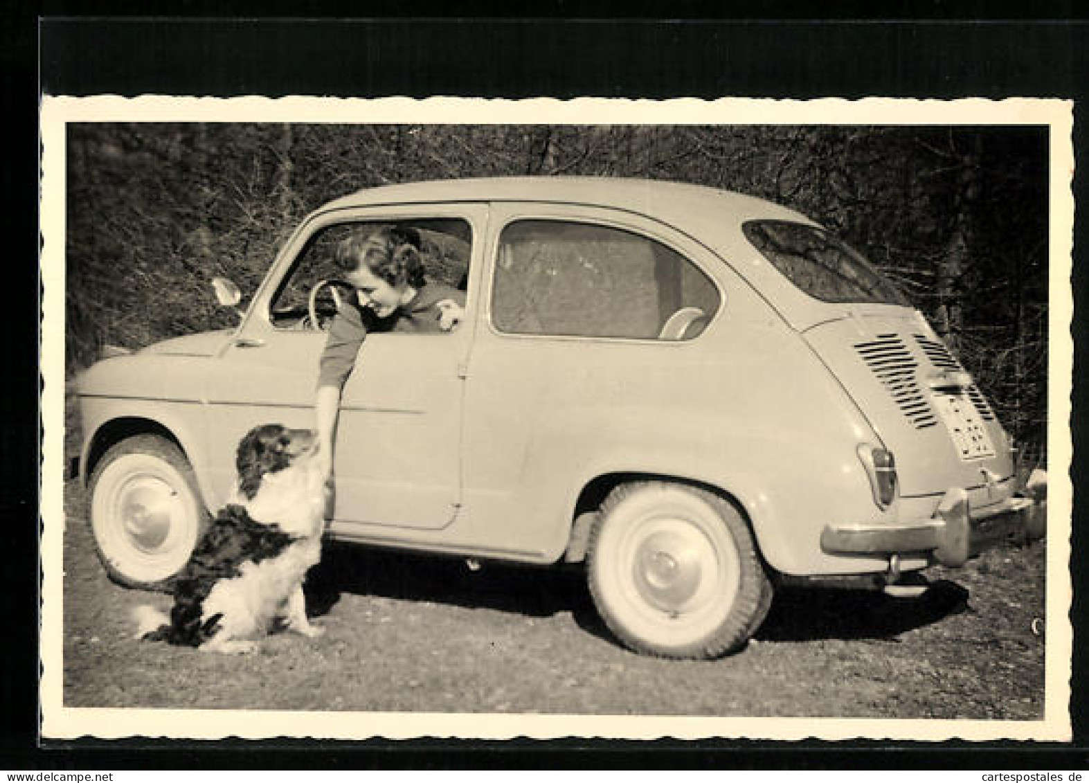 Foto-AK Auto, Fiat 500 Mit Frau Und Einem Hund  - Voitures De Tourisme