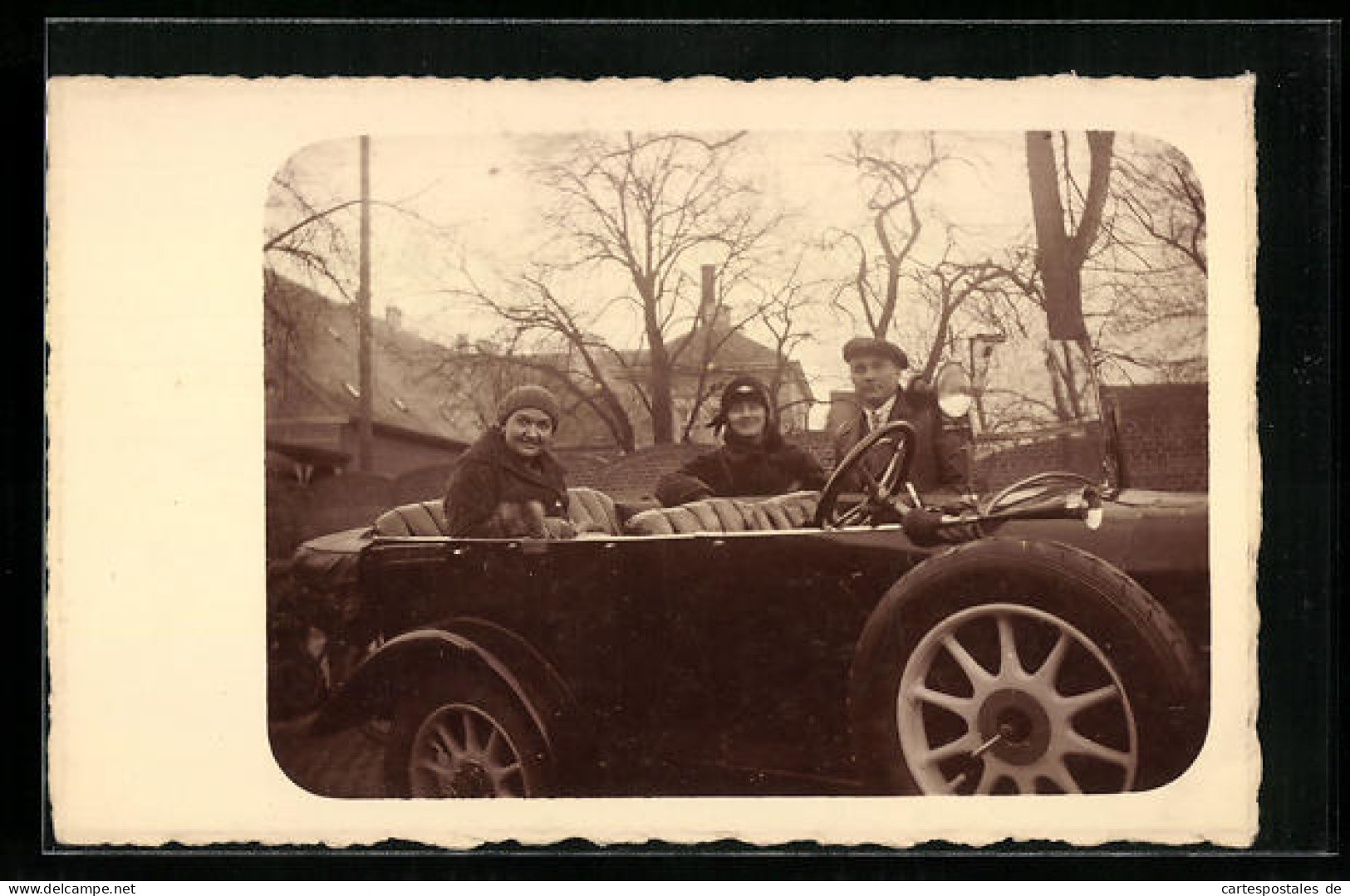Foto-AK Auto, Zwei Damen Und Ein Herr Bei Einer Rast  - Passenger Cars