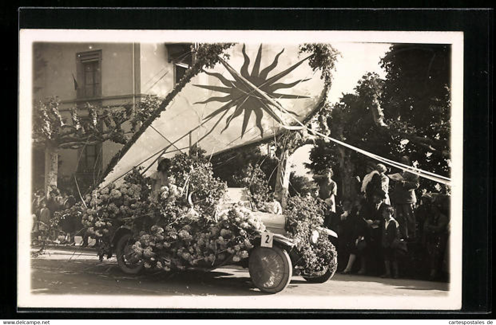 Foto-AK Auto Als Festwagen Geschmückt Mit Sonnensegel Und Blumen  - Voitures De Tourisme