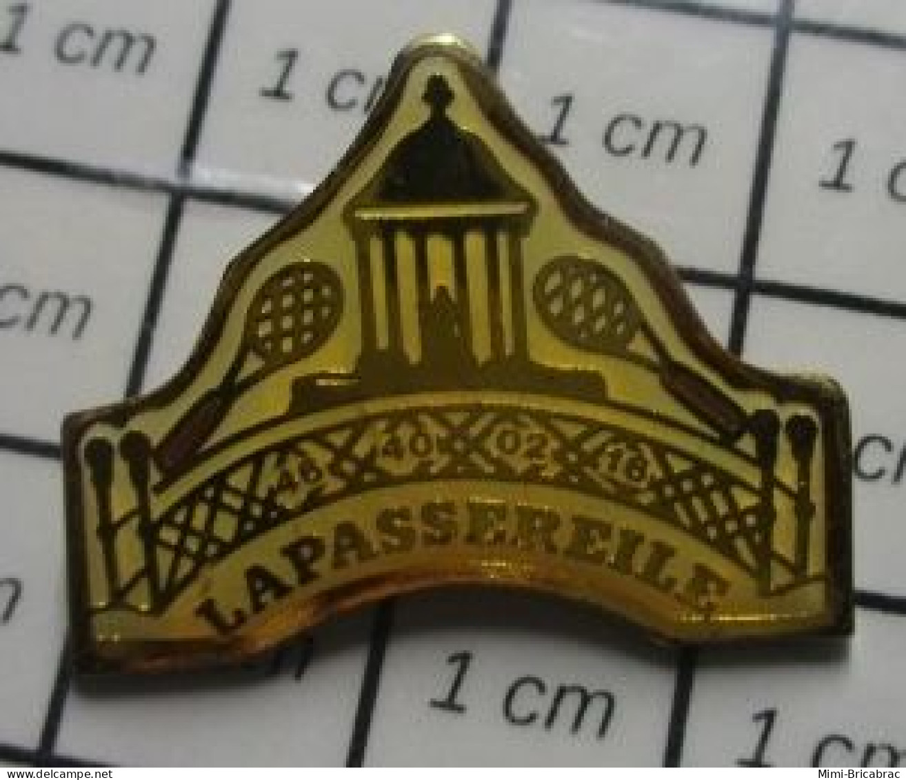 916A Pin's Pins / Beau Et Rare / SPORTS / TENNIS CLUB LA PASSERELLE CABOURG - Tennis