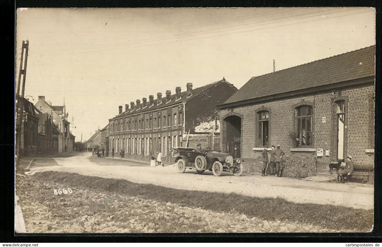 Foto-AK Auto Vor Militärischem Gebäude, Davor Soldaten  - Guerre 1914-18