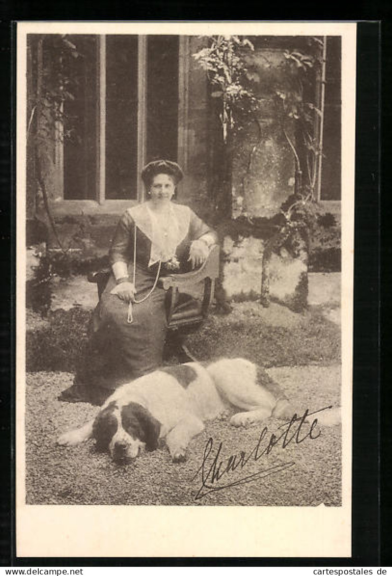 AK Charlotte Von Württemberg Mit Hund  - Royal Families