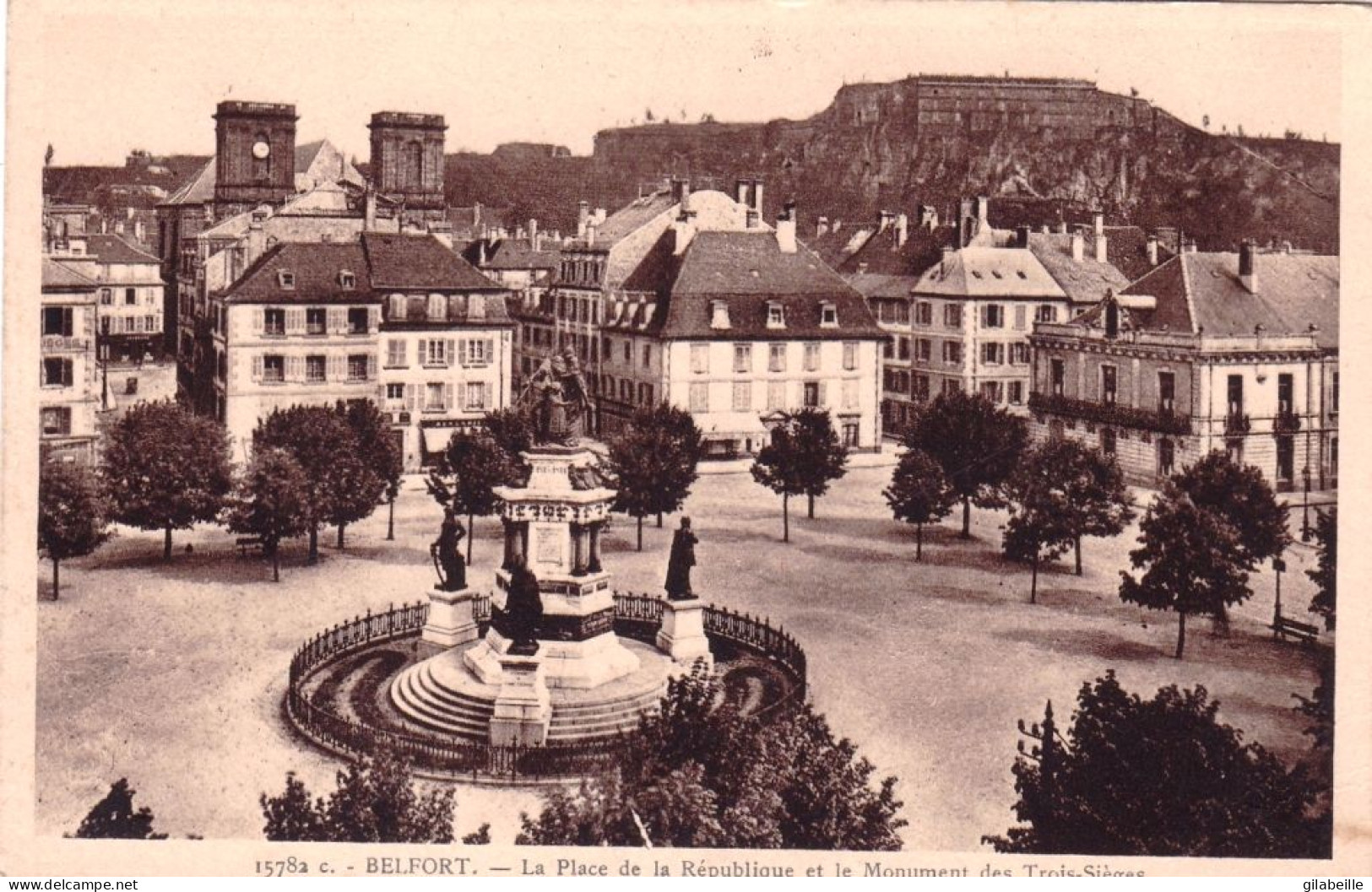 90 - BELFORT -  La Place De La Republique Et Le Monument Des Trois Sieges - Belfort - City