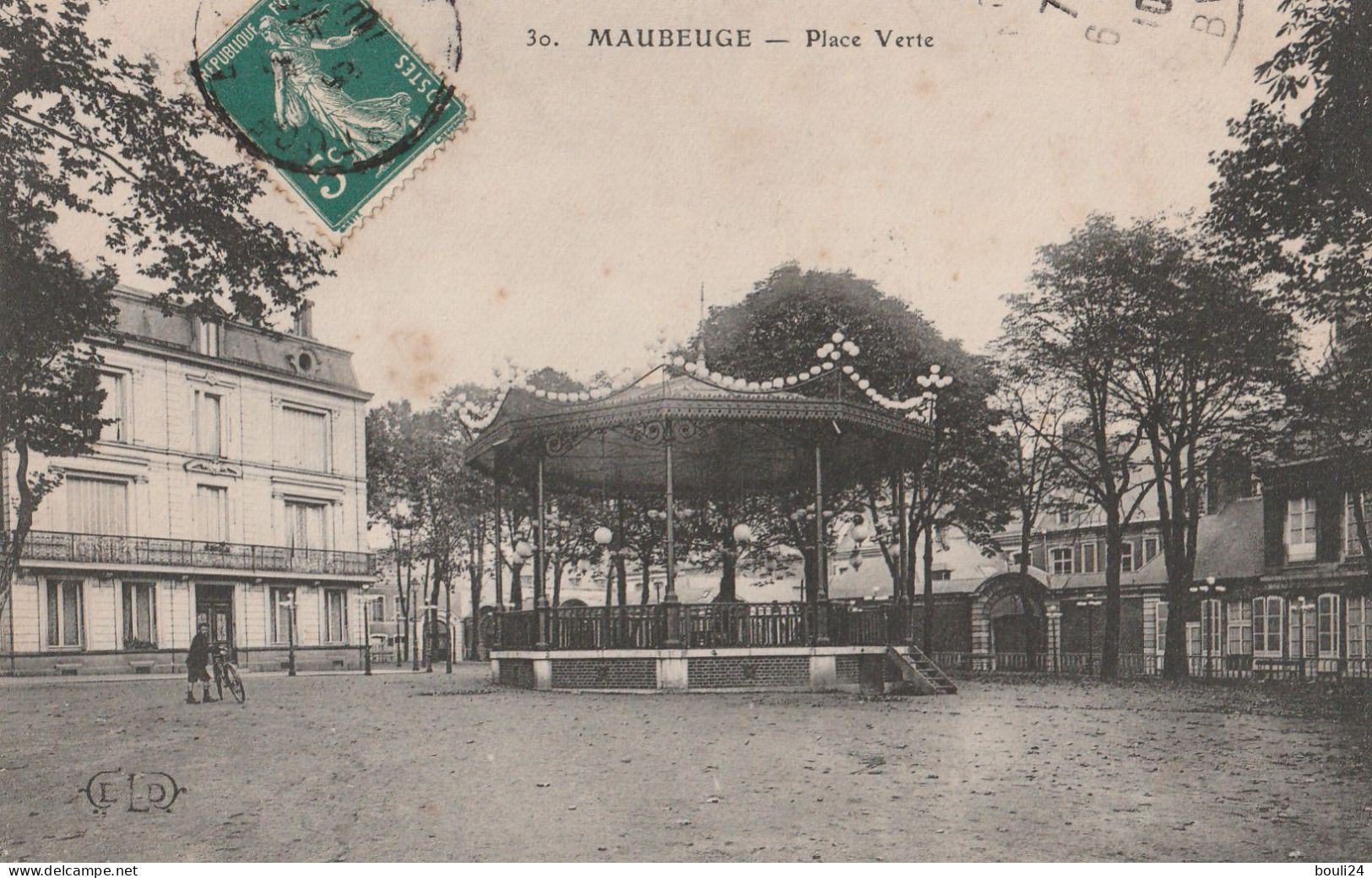 MAUBEUGE DANS LE NORD  PLACE  VERTE  LE KIOSQUE A MUSIQUE   CPA  CIRCULEE - Maubeuge