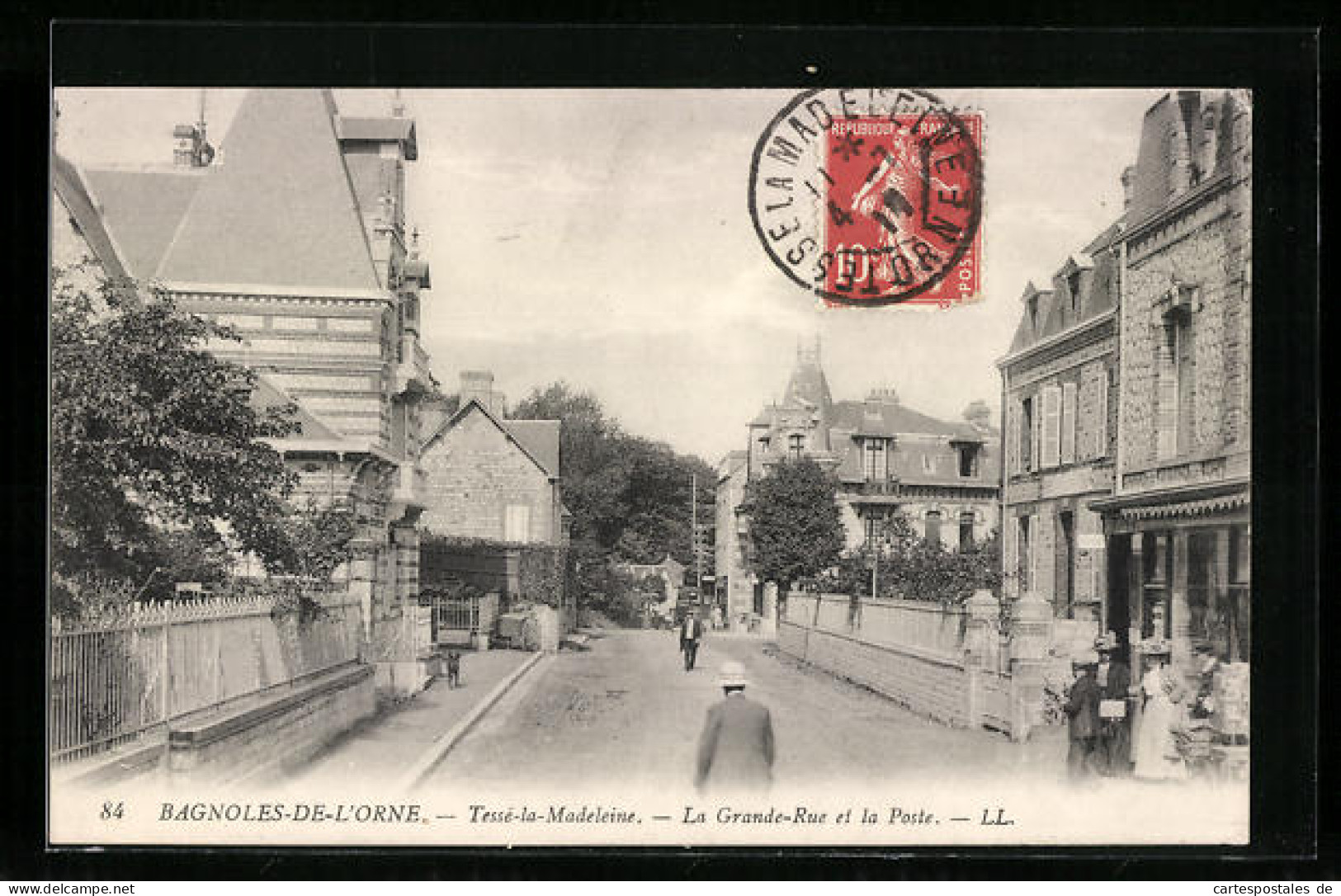 CPA Tessé-la-Madeleine, La Grande-Rue Et La Poste  - Altri & Non Classificati