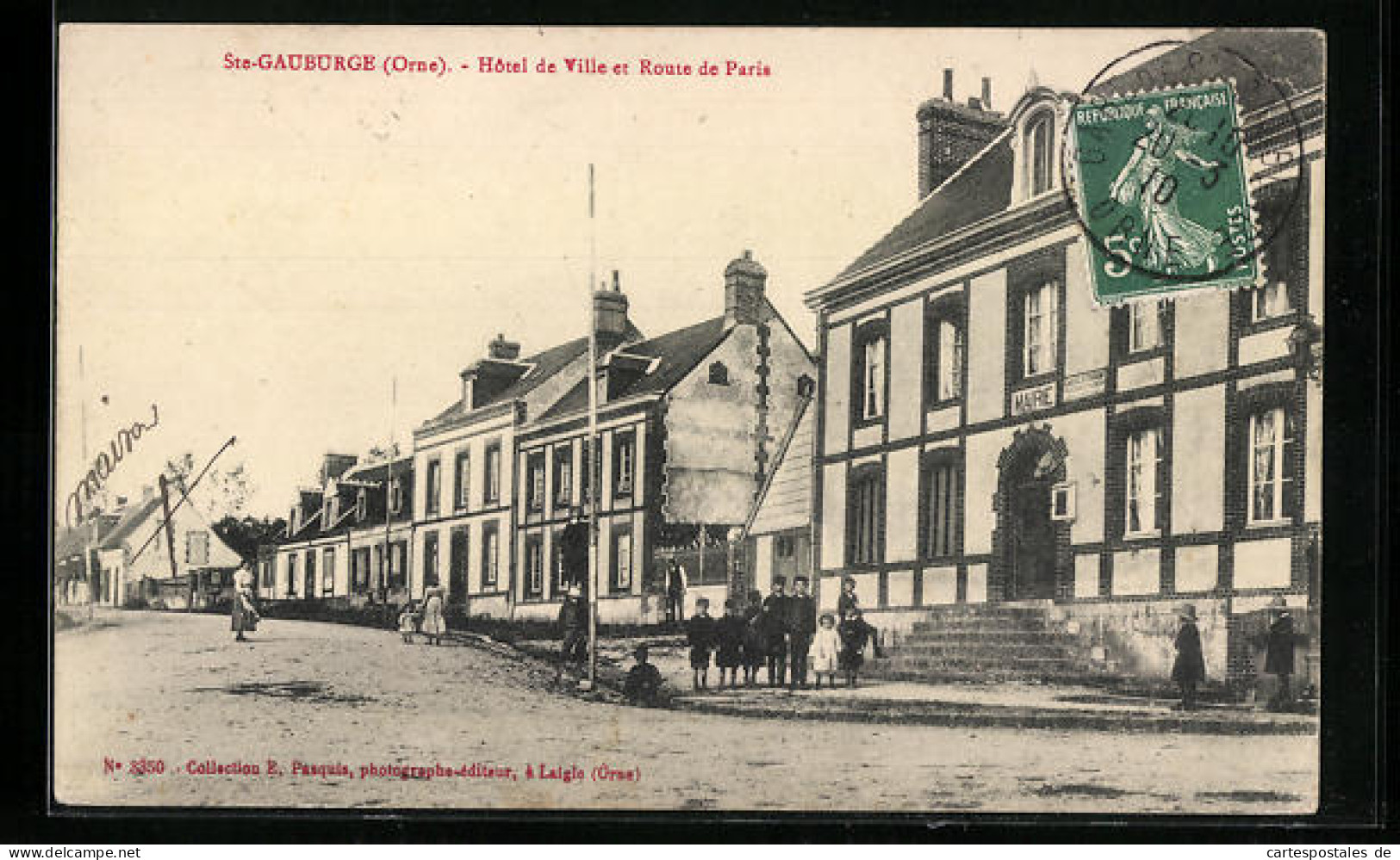 CPA Ste-Gauburge, Hotel De Ville Et Route De Paris  - Autres & Non Classés