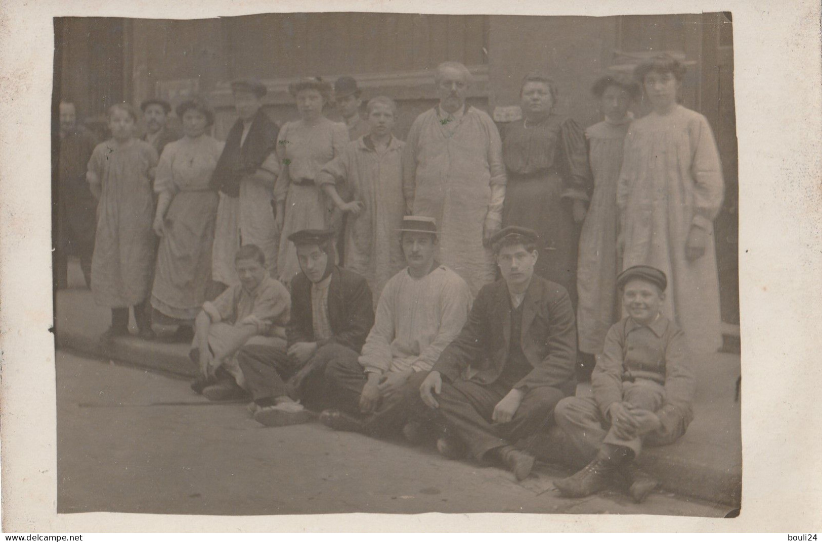 CARTE PHOTO OUVRIERS ET OUVRIERES ASSIS DANS LA RUE - A Identificar