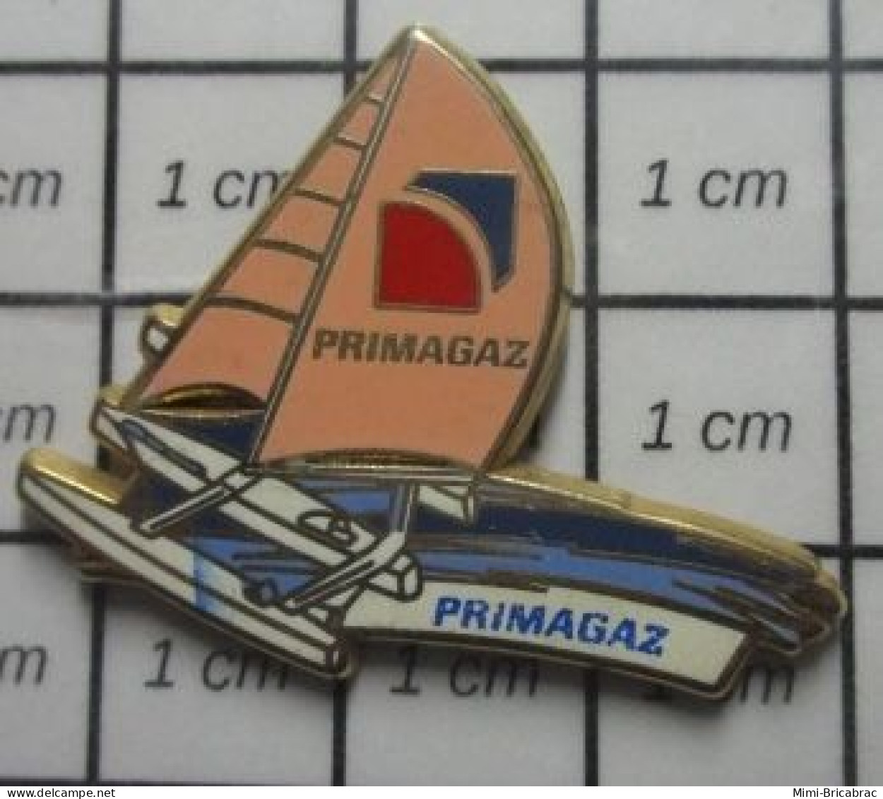 912B Pin's Pins / Beau Et Rare / SPORTS / VOILE TRIMARAN PRIMAGAZ Par STARPIN'S - Segeln