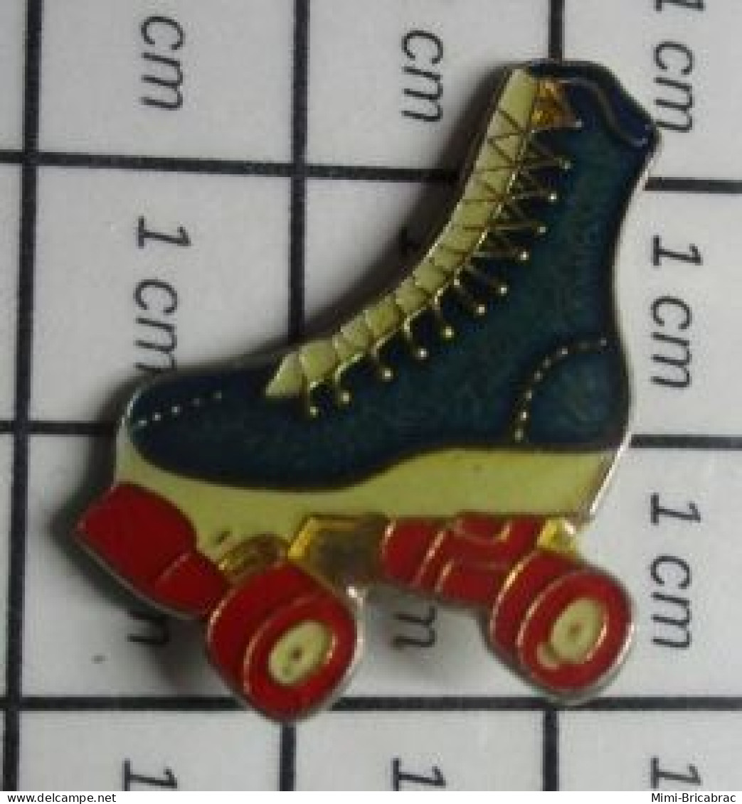 912B Pin's Pins / Beau Et Rare /  SPORTS / PATIN A ROULETTES ROLLERS TRICOLORES - Altri & Non Classificati