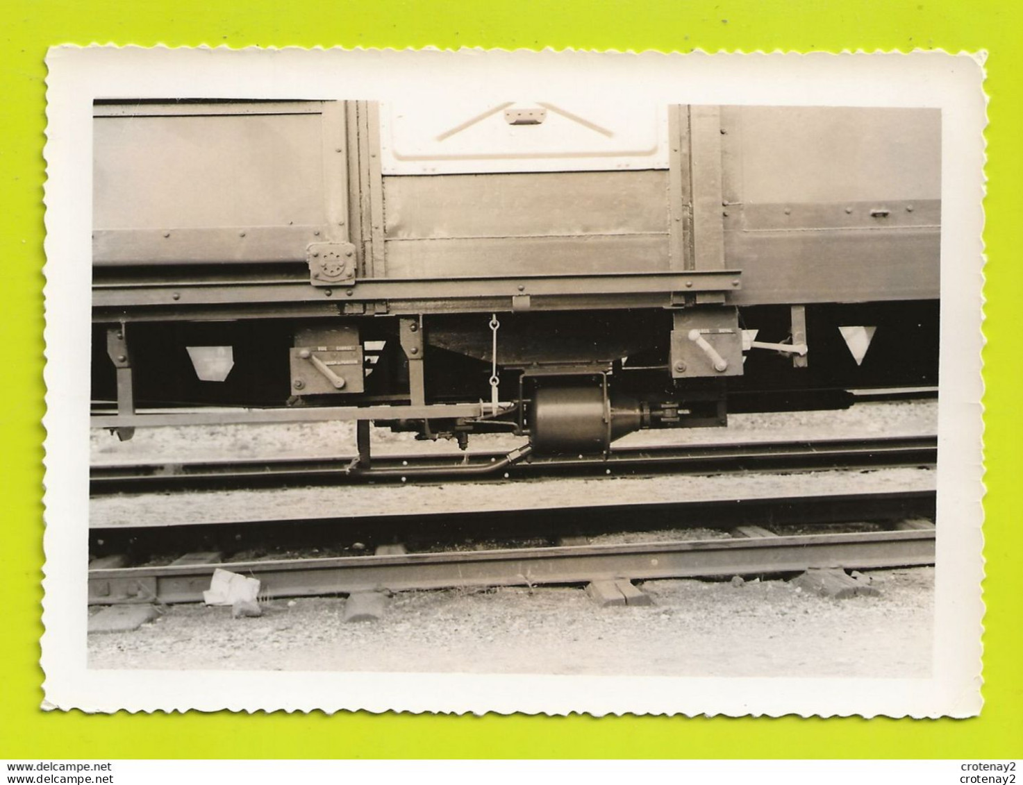 PHOTO TRAINS Wagon Couvert Détail Dans Les Années 60 - Eisenbahnen