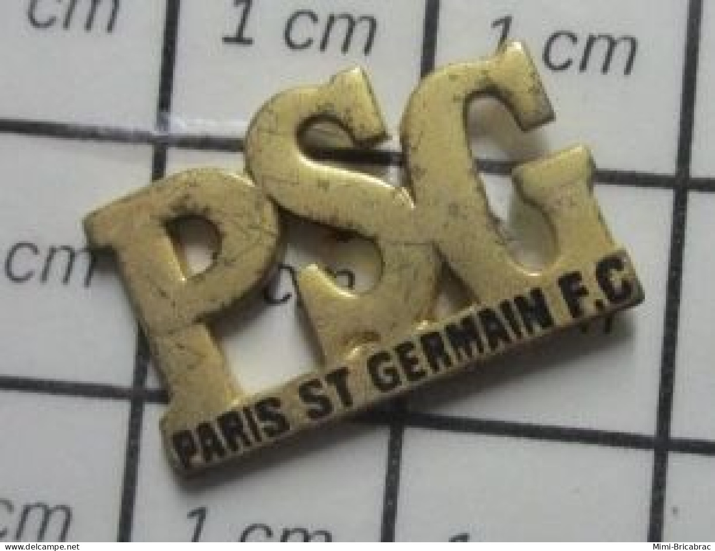 912b Pin's Pins / Beau Et Rare / SPORTS / CLUB PSG Bientot Montigny-Le-Bretonneux Football Club !!! - Football