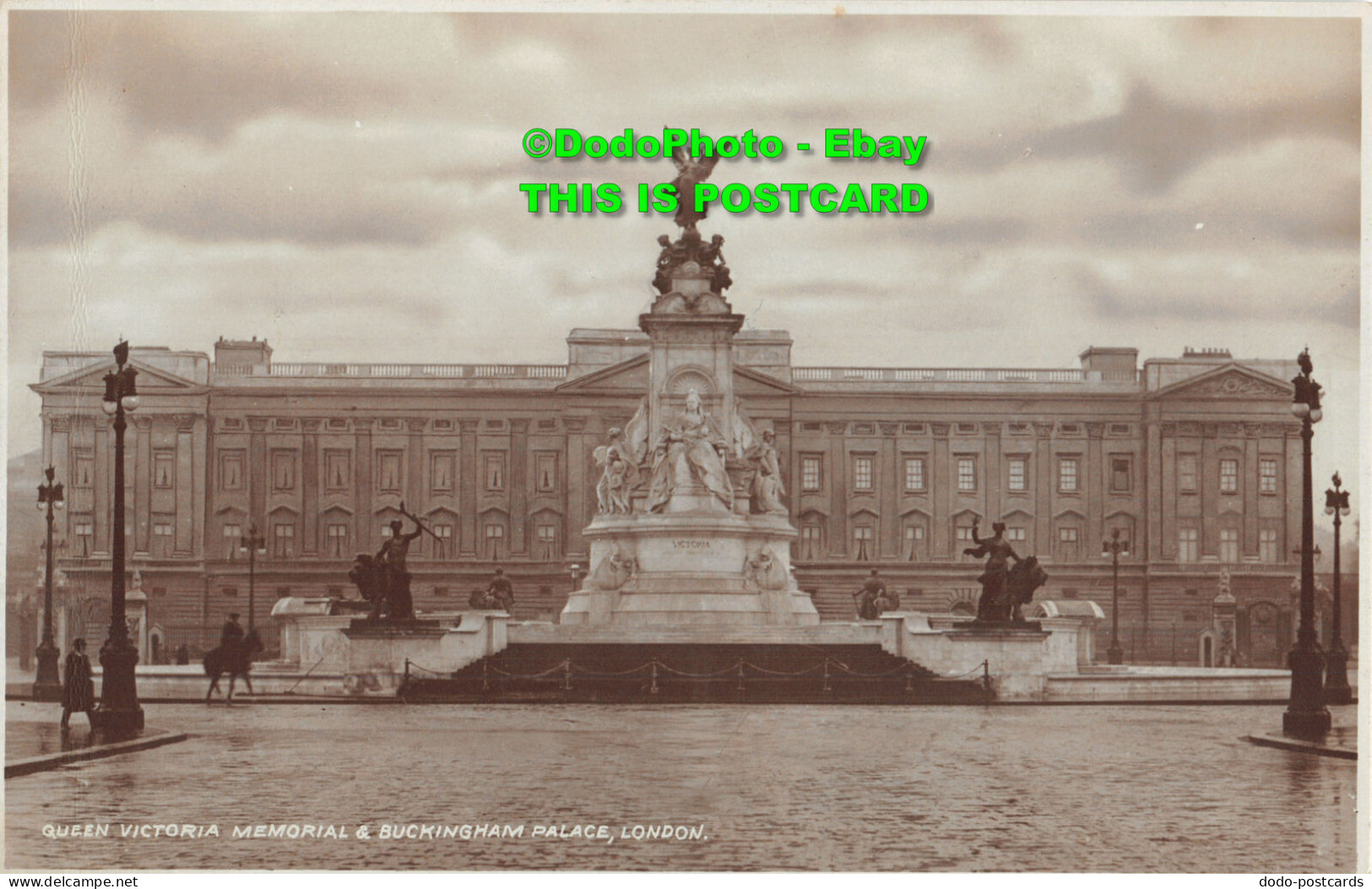R417286 London. Queen Victoria Memorial And Buckingham Palace - Autres & Non Classés