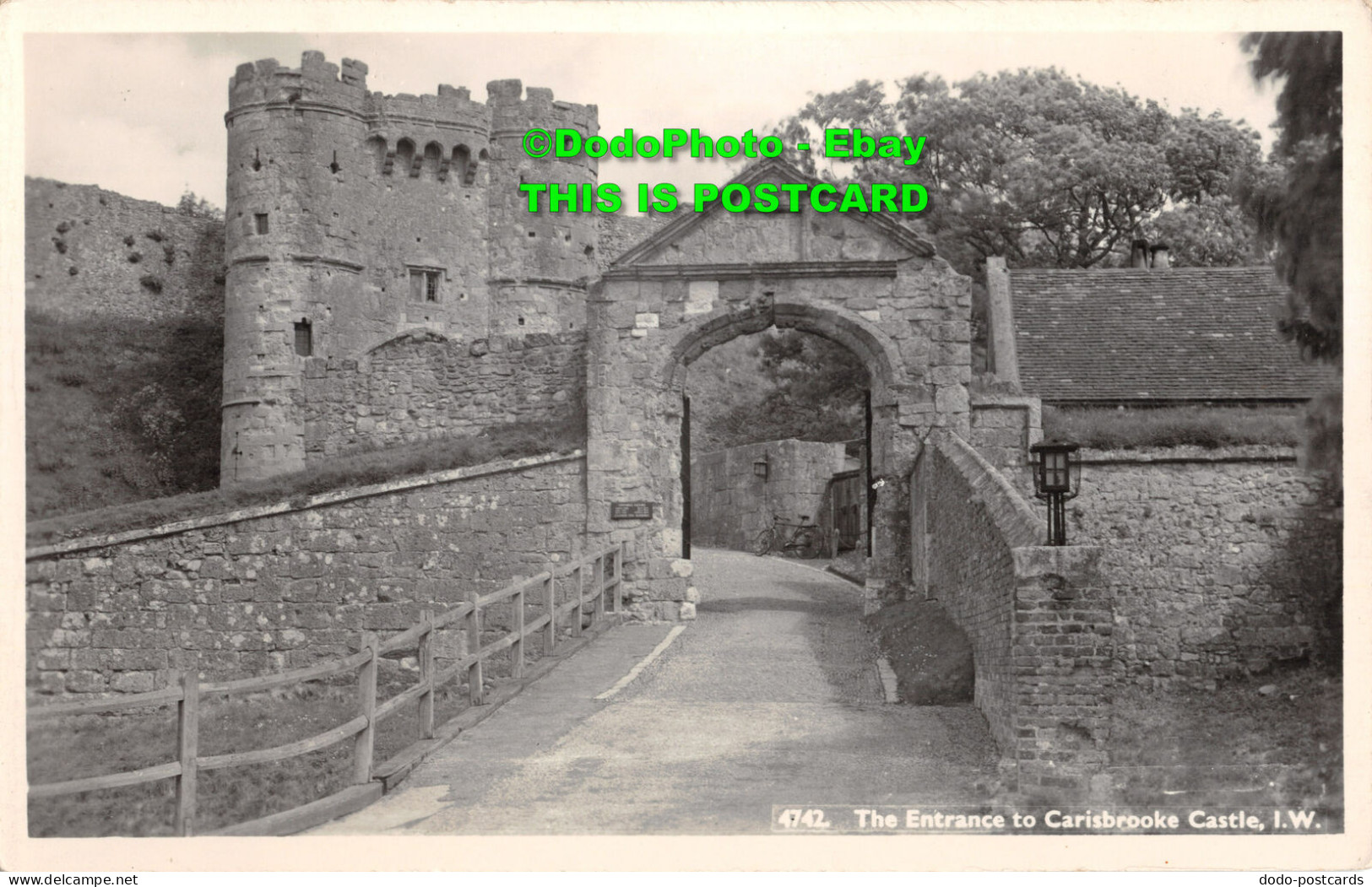 R416984 4742. The Entrance To Carisbrooke Castle. I. W. RP. Nigh - World