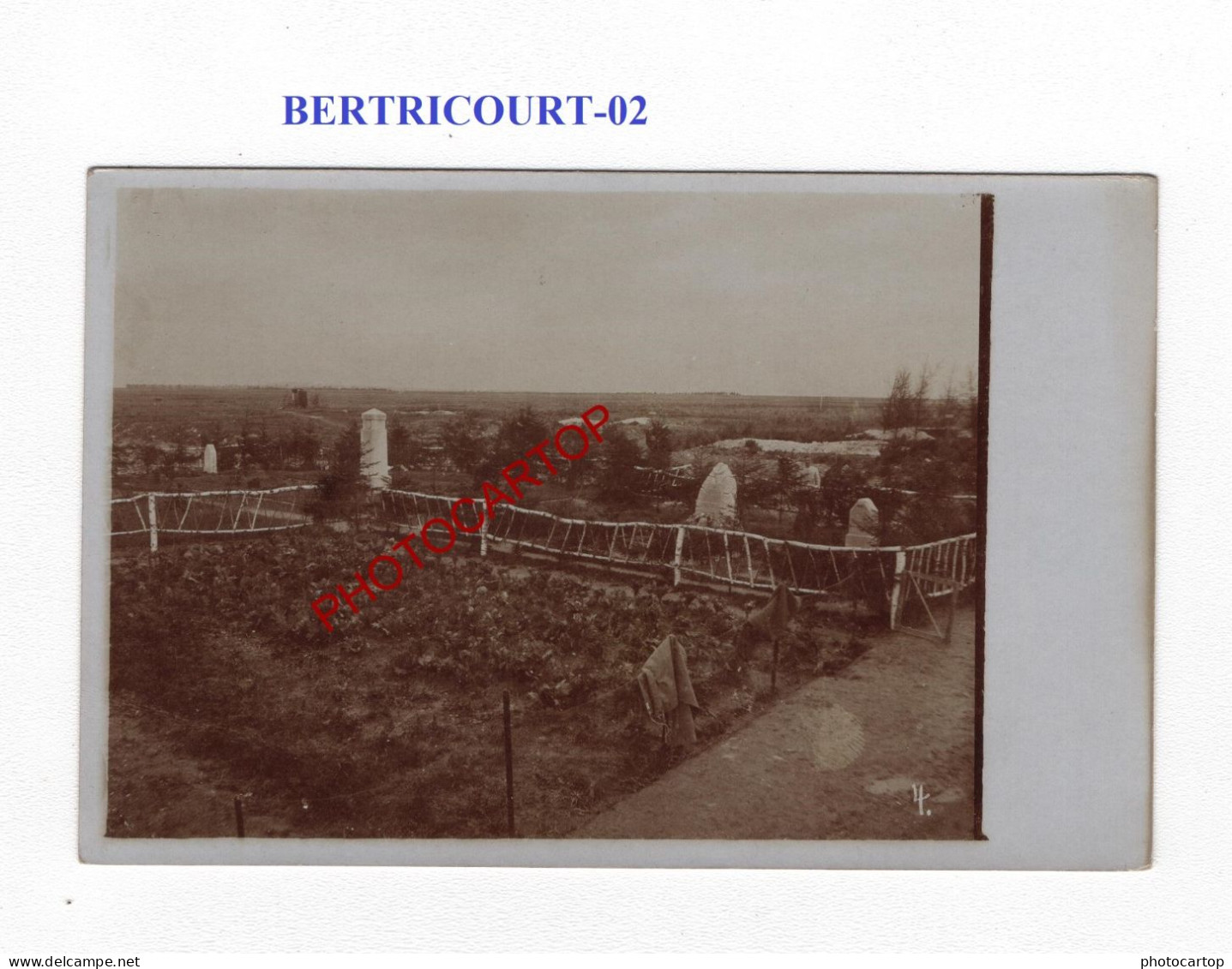 BERTRICOURT-02-Monument-Cimetiere-Tombes-CARTE PHOTO Allemande-GUERRE 14-18-1 WK-MILITARIA- - Cimetières Militaires