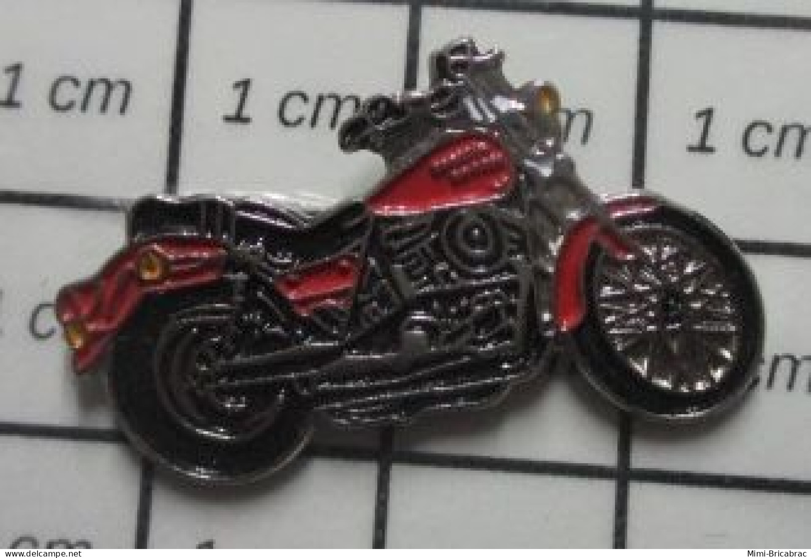 912c  Pin's Pins / Beau Et Rare / MOTOS / GROSSE MOTO ROUTIERE RETRO ROUGE PEUT ETRE HARLEY ? - Motorfietsen