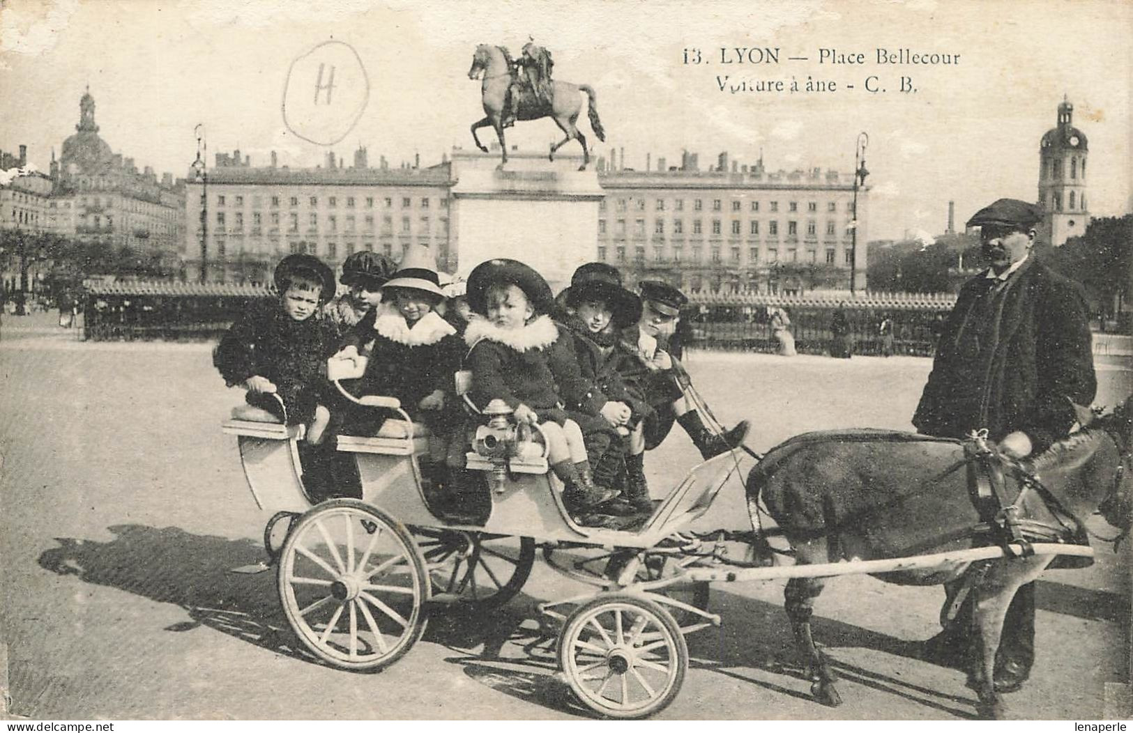 D9482 Lyon Place Bellecour Voiture A Ane - Altri & Non Classificati