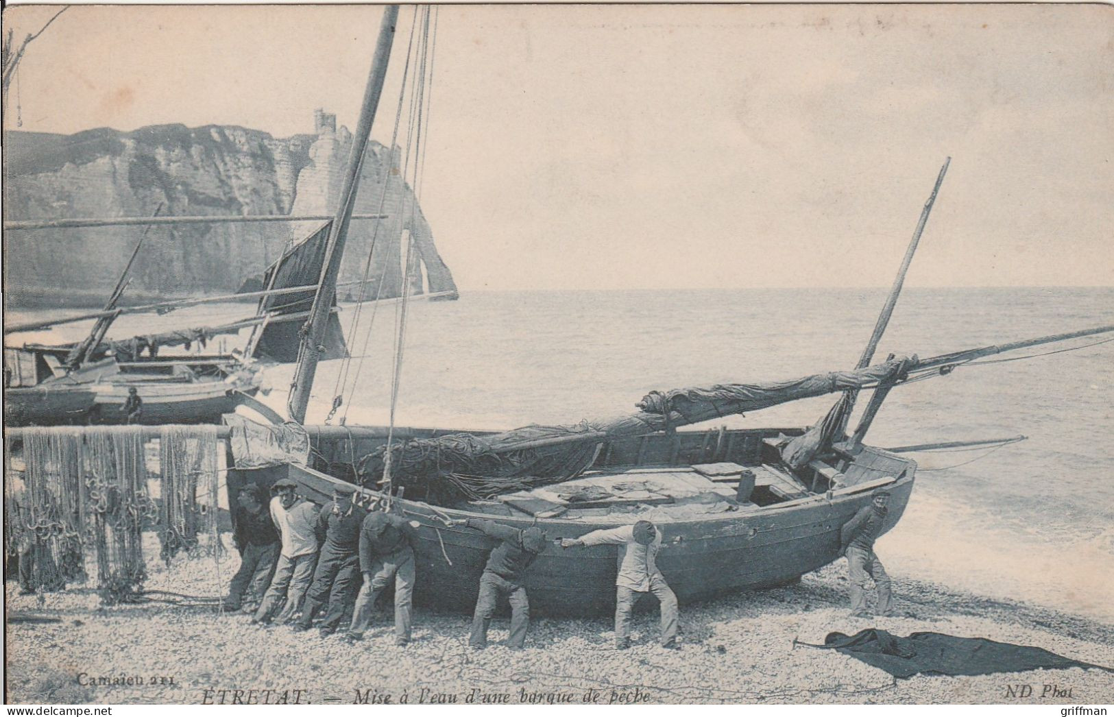 ETRETAT MISE A L'EAU D'UNE BARQUE DE PECHE TBE - Etretat