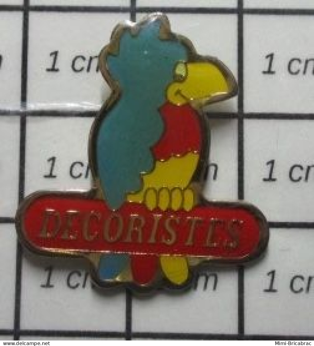 912B Pin's Pins / Beau Et Rare / ANIMAUX / PERROQUET BLEU JAUNE ROUGE DECORISTES - Dieren