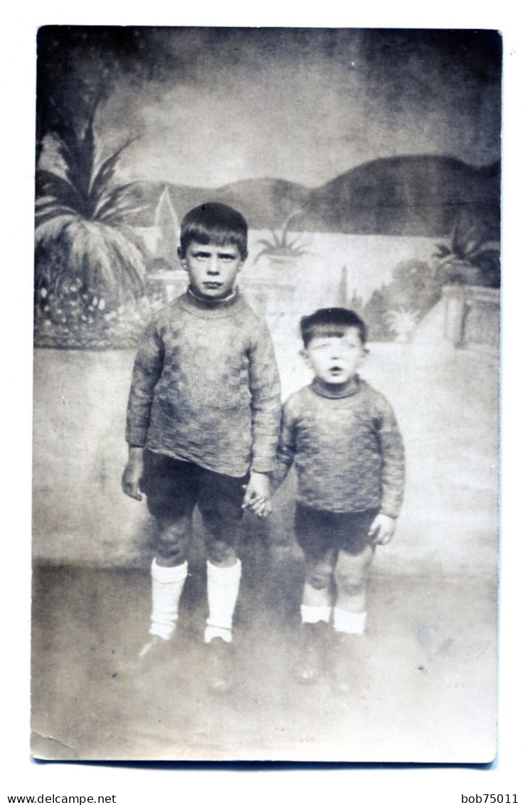 Carte Photo De Deux Petit Garcon élégant Posant Dans Un Studio Photo - Anonymous Persons