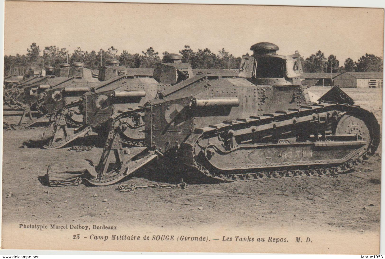 Camp Militaire De Souge -Les Tanks Au Repos   ( G.2732) - Autres & Non Classés