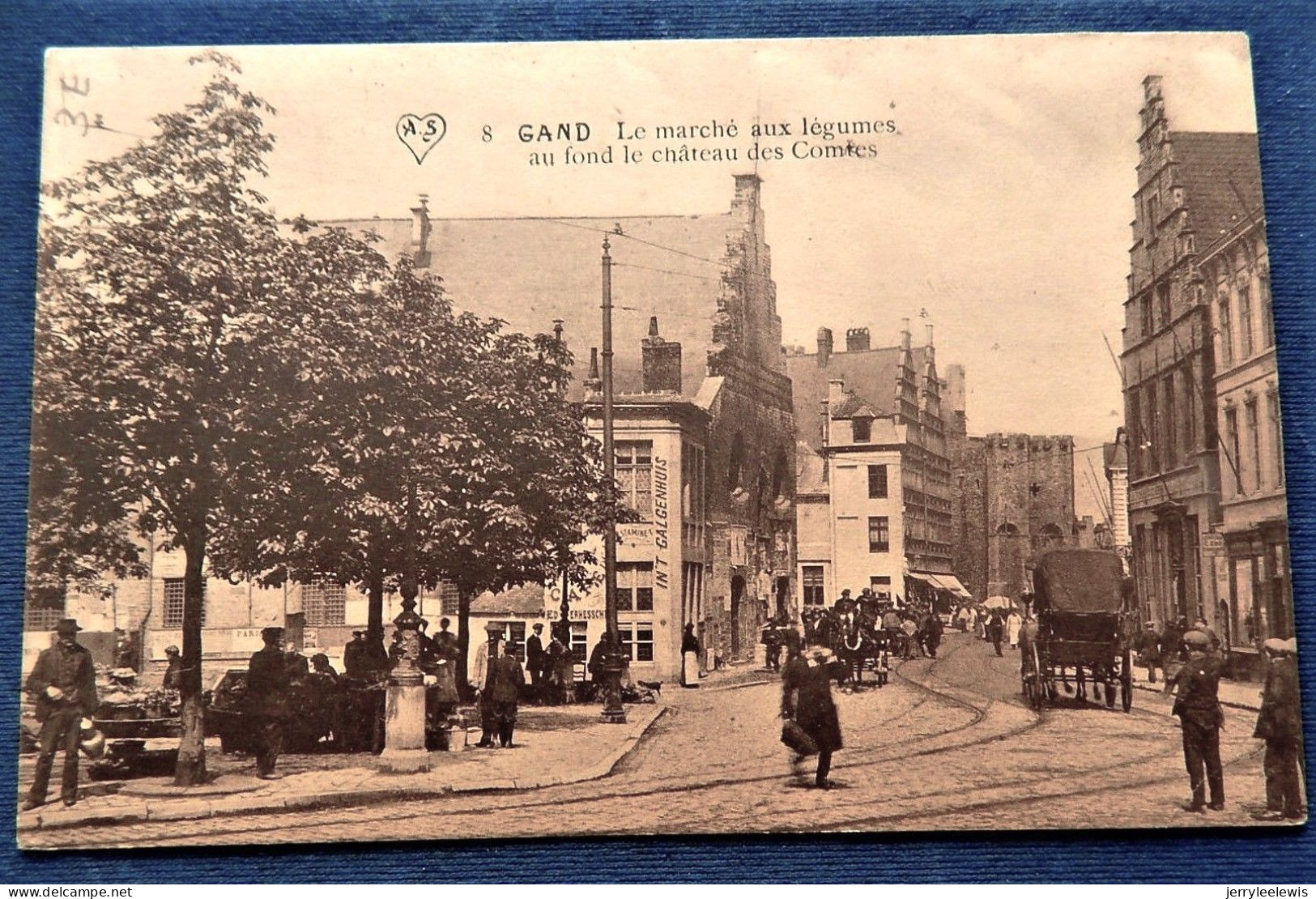 GENT -  GAND  -  Le Marché Aux Légumes, Au Fond Le Château Des Comtes - Gent