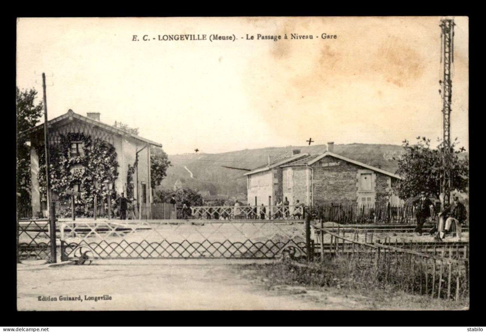 55 - LONGEVILLE-EN-BARROIS - LE PASSAGE A NIVEAU ET LA GARE DE CHEMIN DE FER - EDITEUR GUINARD - Autres & Non Classés