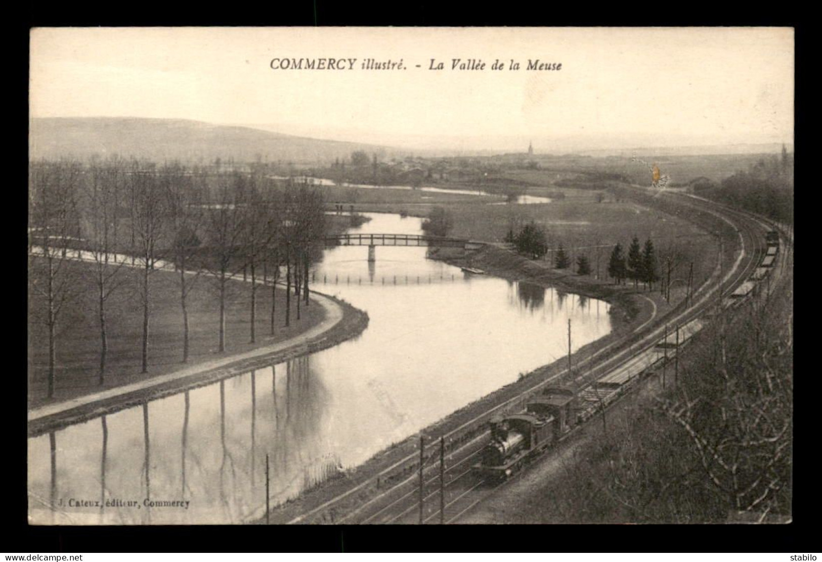 55 - COMMERCY - LA VALLEE DE LA MEUSE - TRAIN ET LOCOMOTIVE SUR LA LIGNE DE CHEMIN DE FER - EDITEUR CATEUX - Commercy