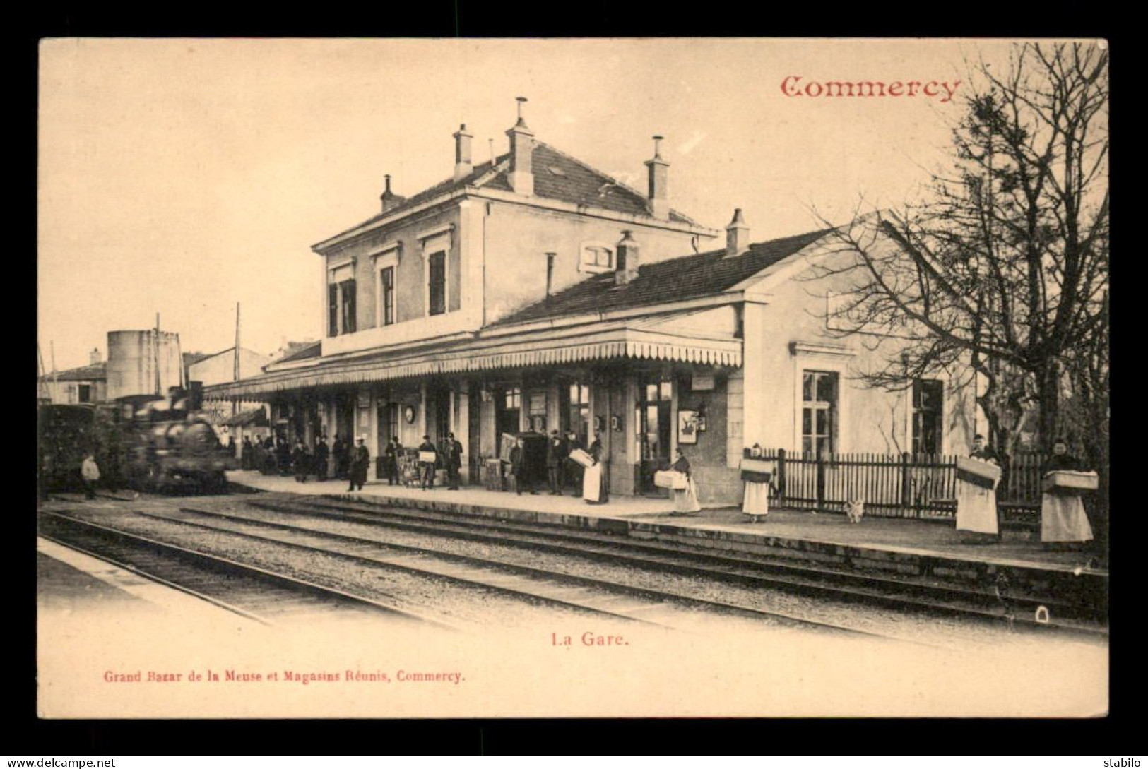 55 - COMMERCY - TRAIN EN GARE DE CHEMIN DE FER - VENDEUSES DE MADELEINES SUR LE QUAI - EDITEUR MAGASINS REUNIS - Commercy