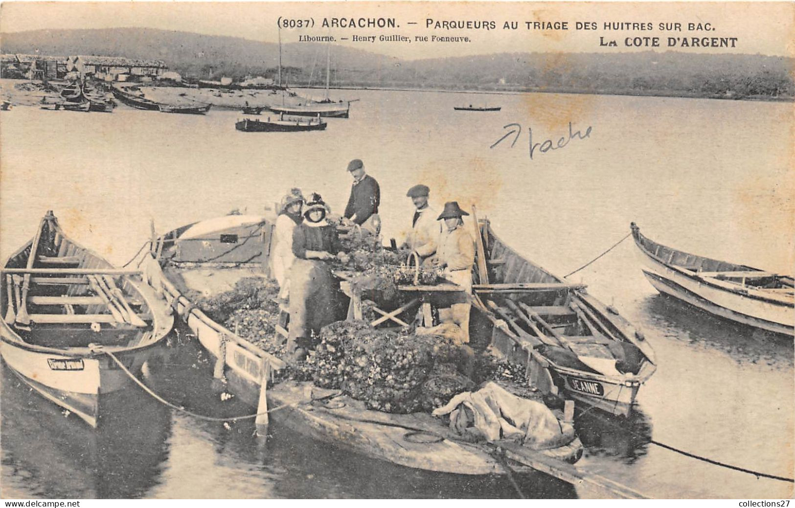 33-ARCACHON- PARQUEURS AU TRIAGE DES HUITRES SUR BAC - Arcachon