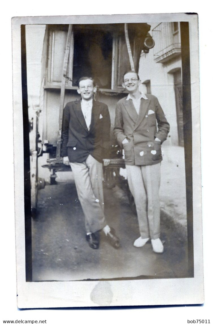 Carte Photo De Deux Jeune Garcon élégant Posant Devant Une Charrette Dans Une Ville Vers 1940 - Personnes Anonymes