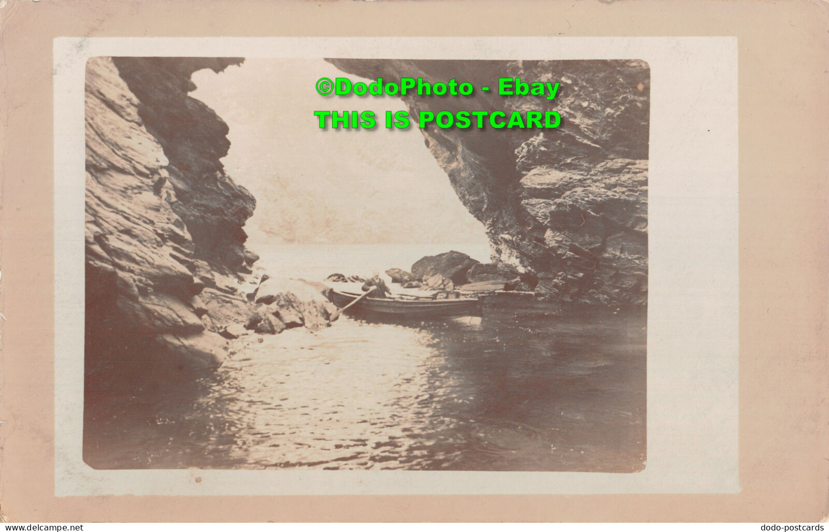 R417778 Boat In The Cave. Postcard - Monde