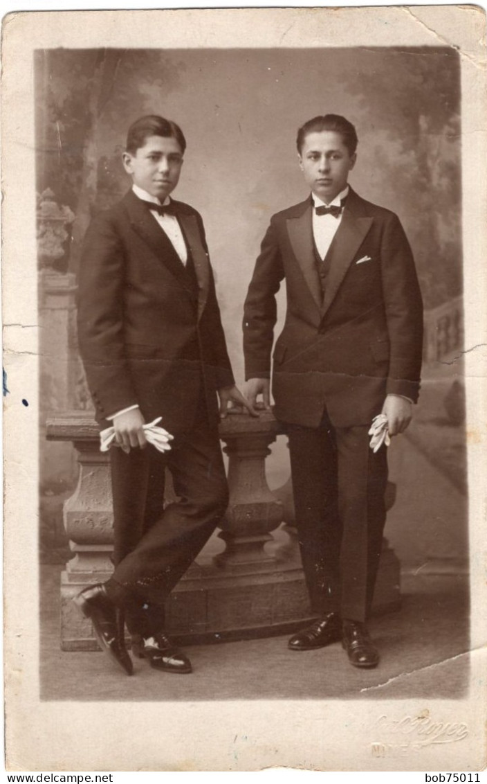 Carte Photo De Deux Jeune Hommes élégant Posant Dans Un Studio Photo - Personnes Anonymes