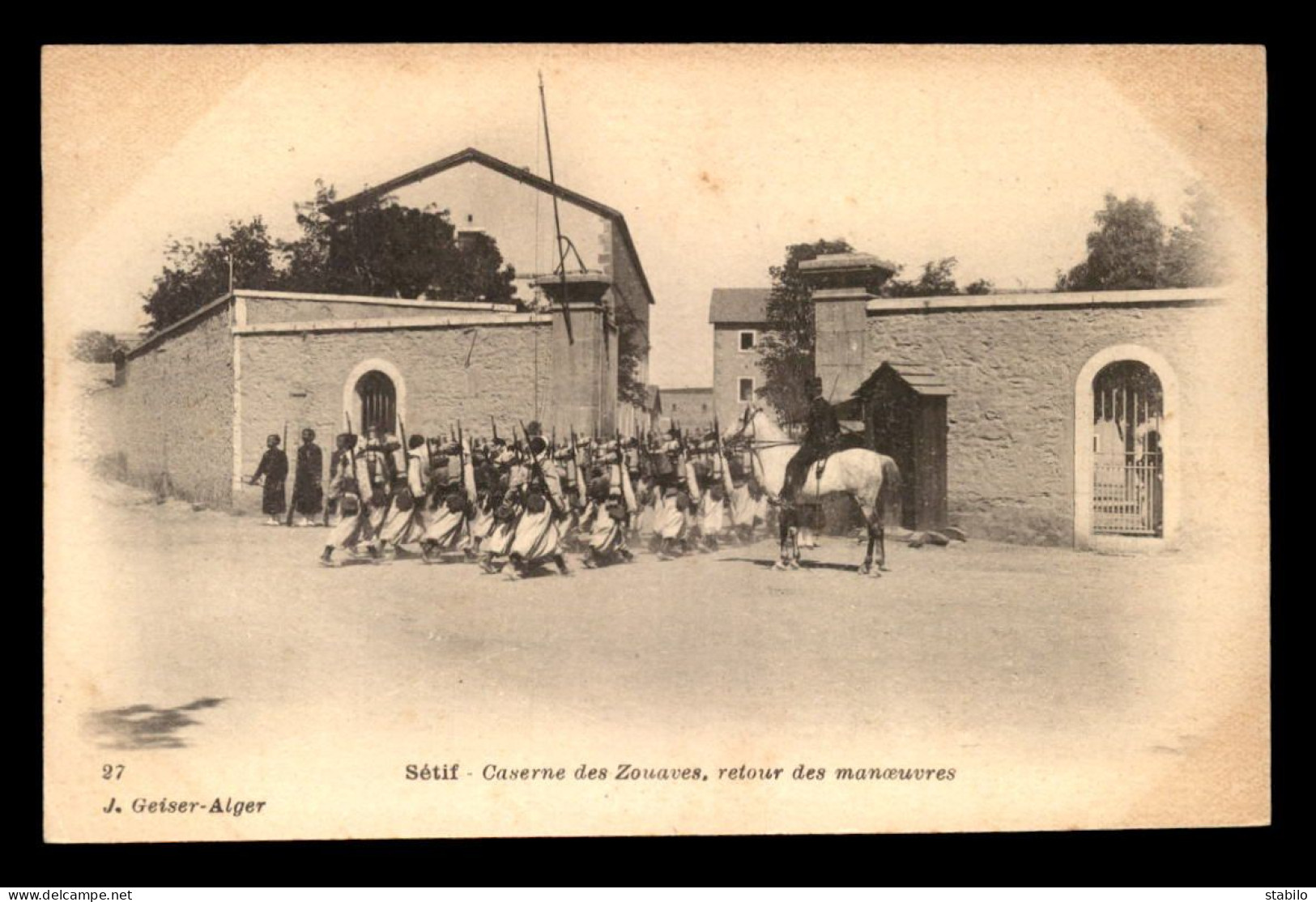 ALGERIE - SETIF - LA CASERNE DES ZOUAVES - RETOUR DES MANOEUVRES - EDITEUR GEISER - Sétif