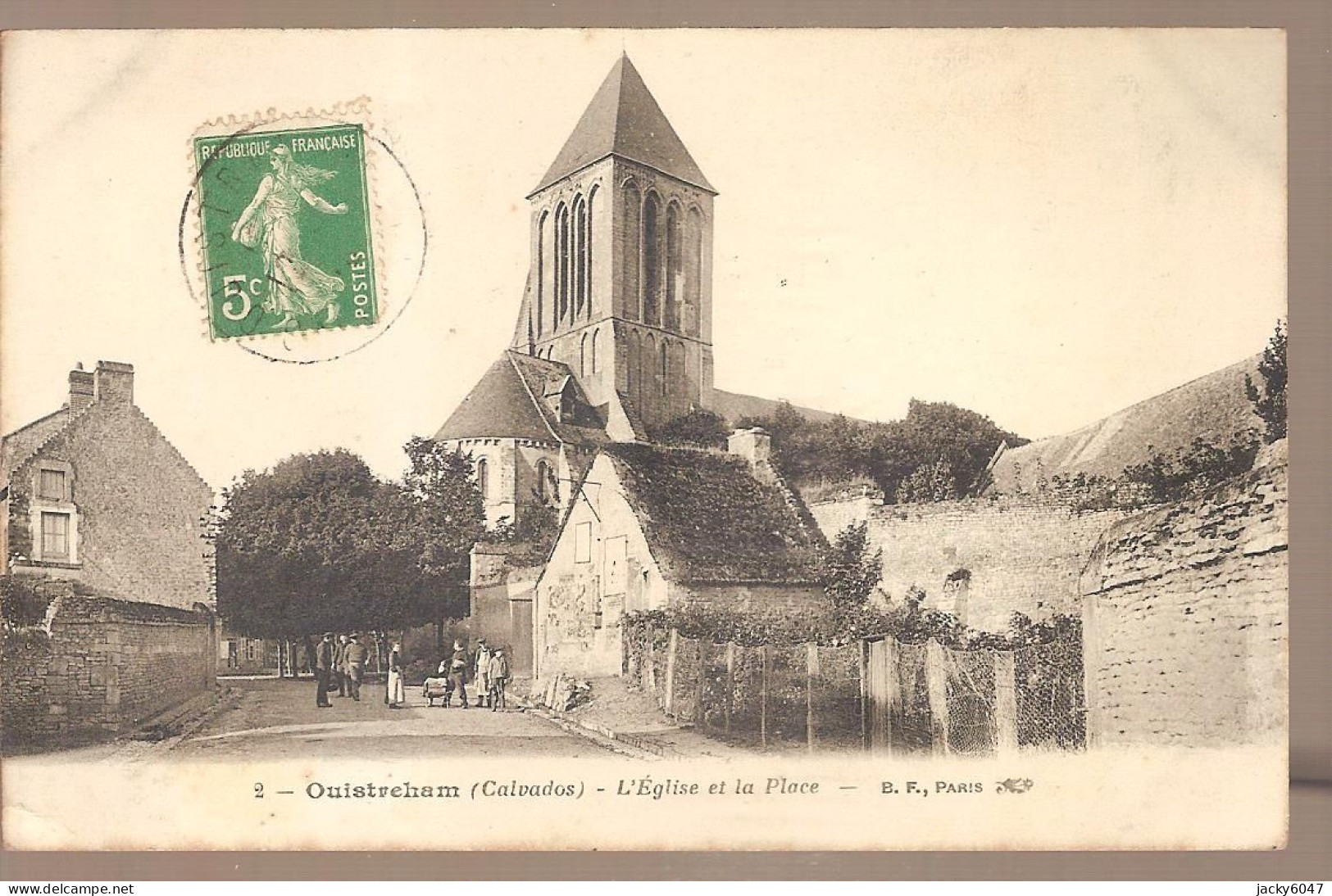 141 - Ouistreham - L'Eglise Et La Place - Ouistreham