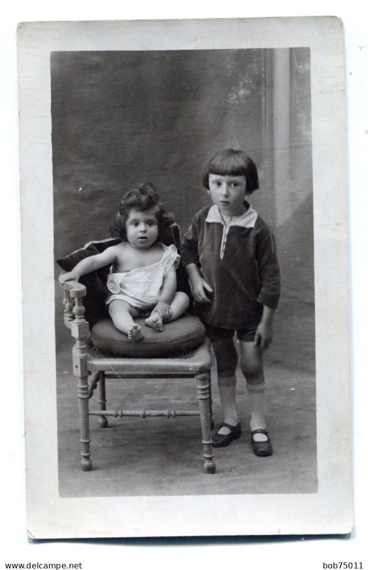 Carte Photo De Deux Petit Garcon Dans Un Studio Photo Vers 1920 - Personnes Anonymes