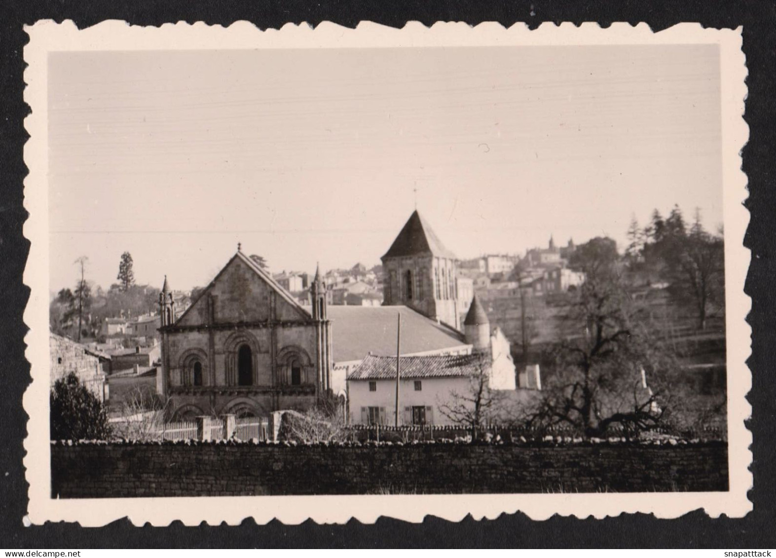 Jolie Photographie à Melle, L'Eglise Ste Hilaire, Deux Sèvres Dans Les Années 50, Patrimoine Architecture 8,7 X 5,8 Cm - Orte