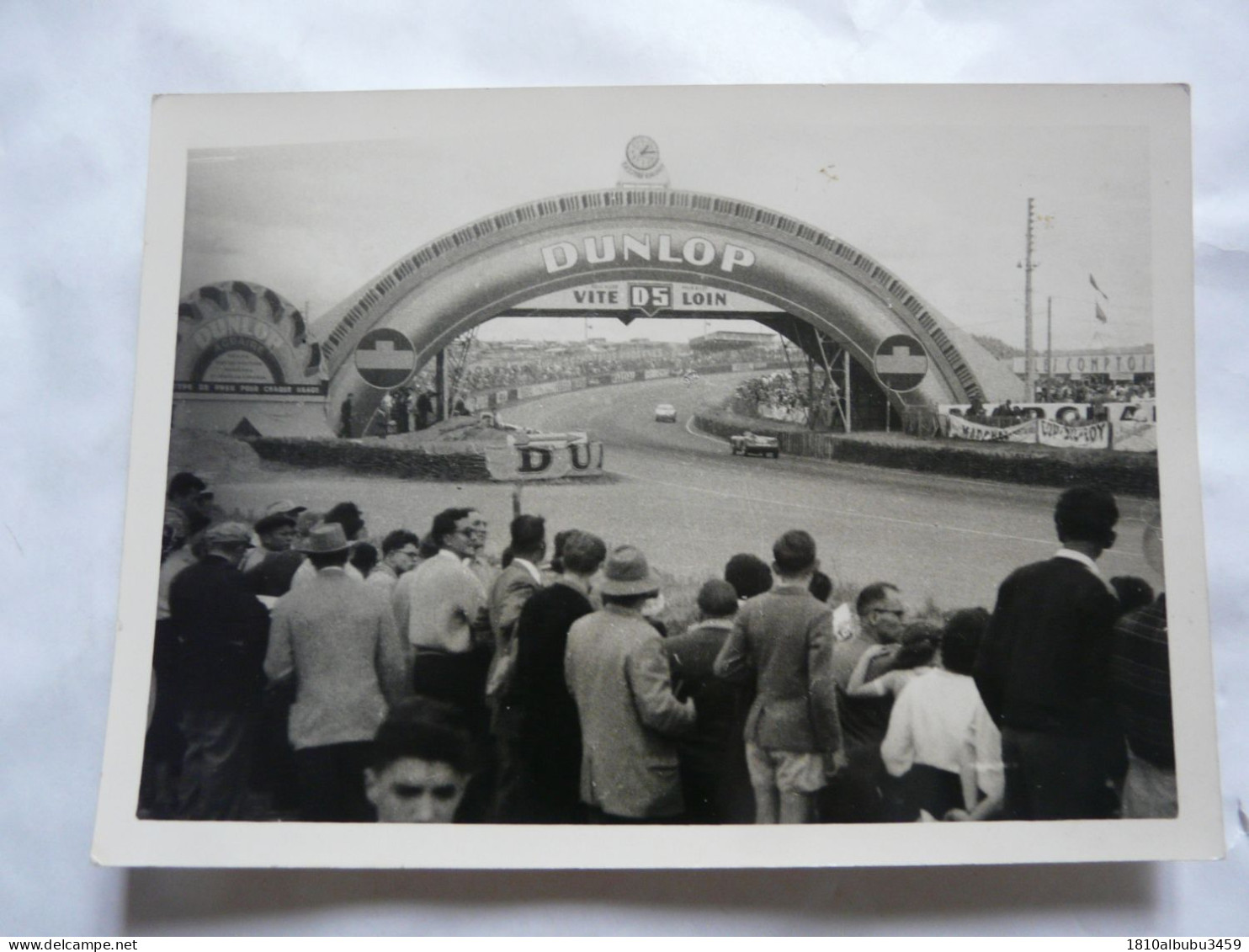 PHOTO ANCIENNE - SCENE ANIMEE (13 X 18 Cm) : Circuit Des 24 H - Passerelle DUNLOP - Beroemde Personen