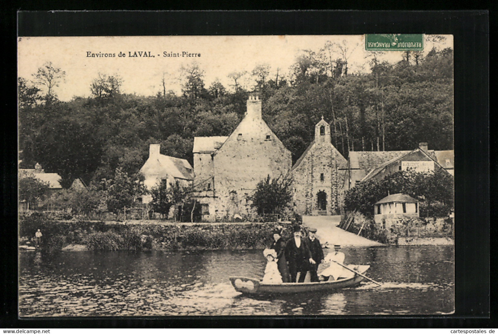 CPA Saint-Pierre, Familie Im Bateau à Rames, Vue Partielle  - Sonstige & Ohne Zuordnung