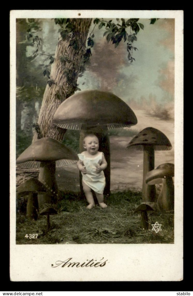 FANTAISIES - CHAMPIGNONS ET BEBE - SURREALISME - Mushrooms