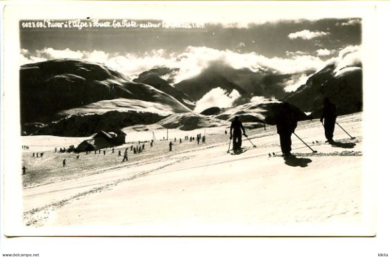 CPSM 9 X 14 GEP Isère L'hiver à  L'ALPE D'HUEZ  La Piste Autour Du Chalet T.C.F.    Skieurs - Autres & Non Classés