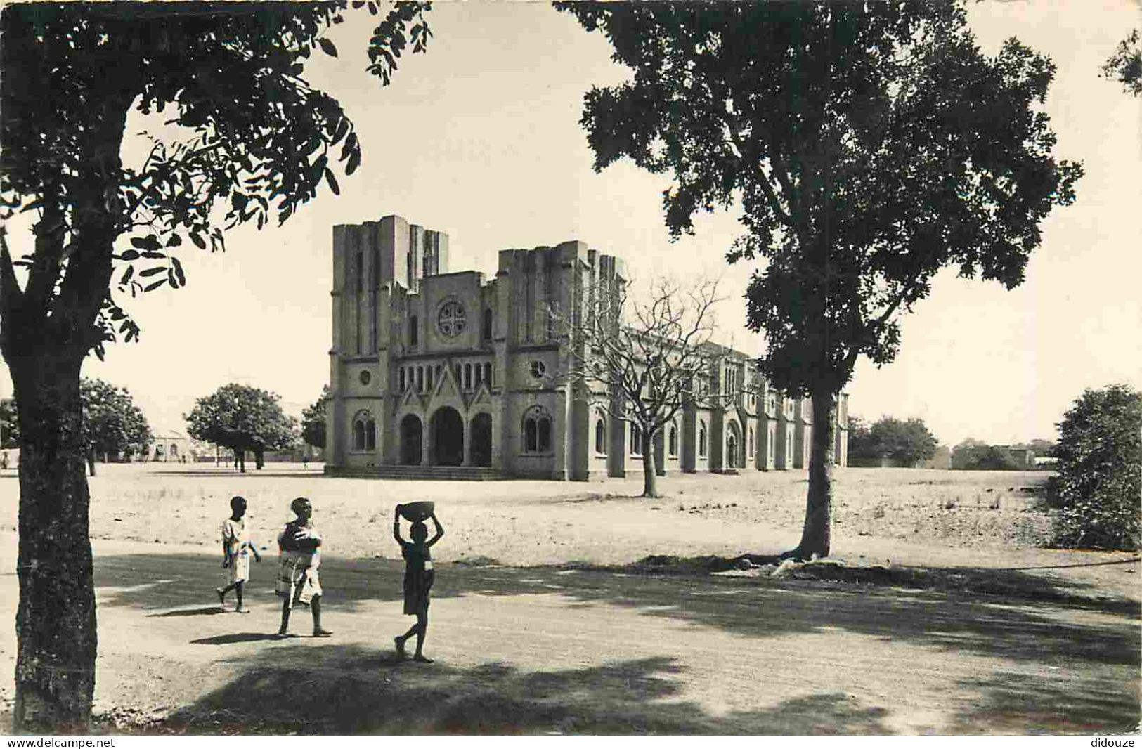 Burkina Faso - Ouagadougou - La Cathédrale - Animée - République De Haute Volta - Mention Photographie Véritable - Carte - Burkina Faso