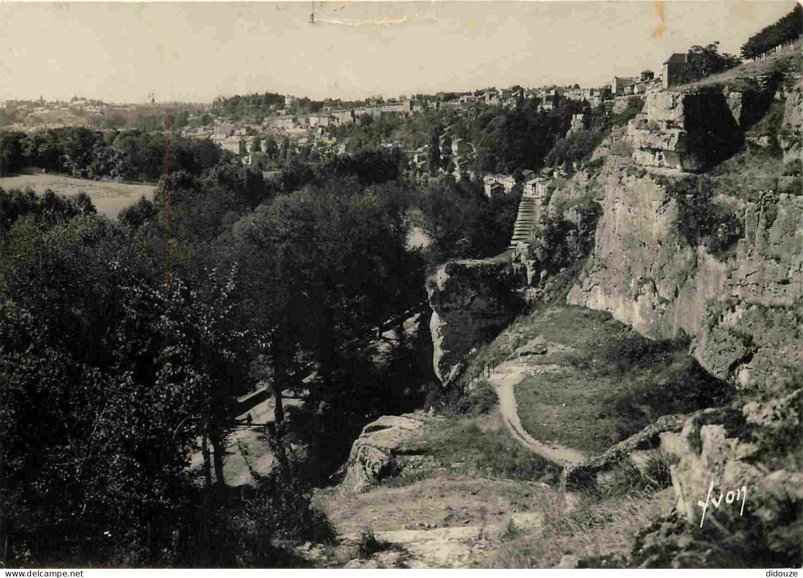 86 - Poitiers - Rochers Du Porteau Dominant La Route Paris-Bordeaux - Vallée Du Clain - CPSM Grand Format - Etat Abimée  - Poitiers