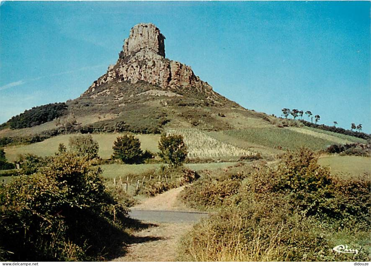 71 - Solutré-Pouilly - La Roche De Solutré - CPM - Voir Scans Recto-Verso - Autres & Non Classés