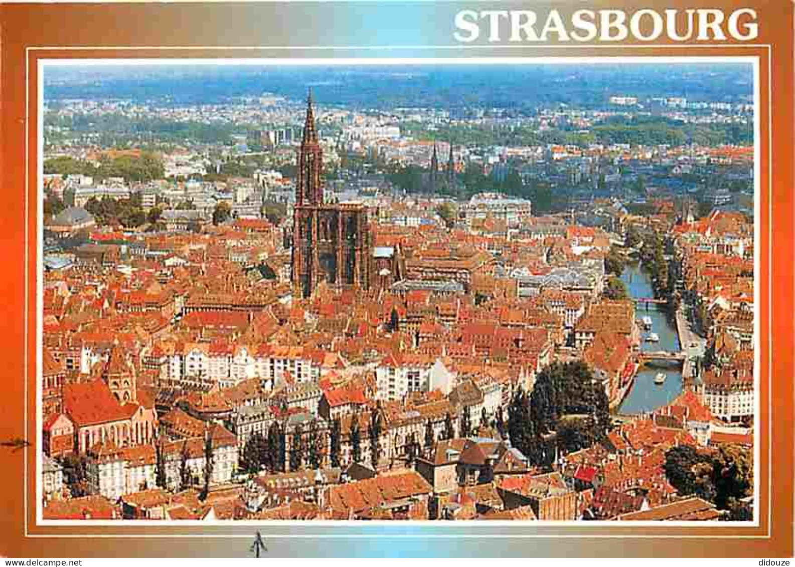 67 - Strasbourg - La Cathédrale Dominant Les Vieux Toits De Tuiles Du Centre-ville - Vue Aérienne - CPM - Voir Scans Rec - Strasbourg