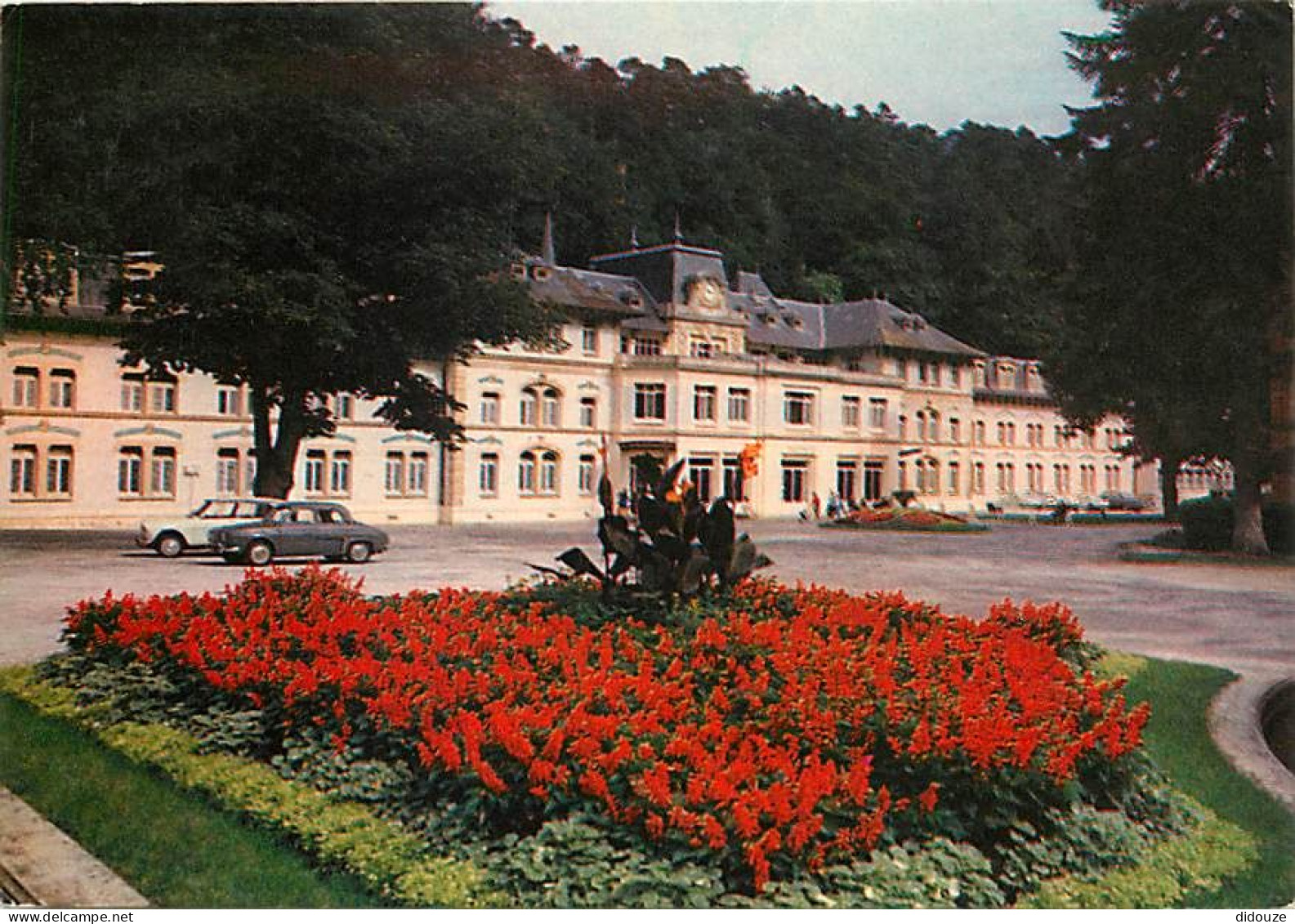 61 - Bagnoles De L'Orne - L'Etablissement Thermal - Automobiles - Fleurs - CPM - Voir Scans Recto-Verso - Bagnoles De L'Orne