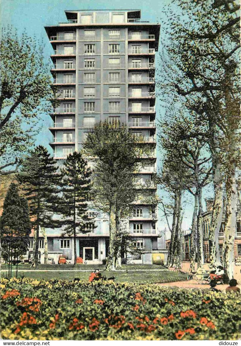 42 - Roanne - Le Gratte-Ciel Aux Promenades - Carte Dentelée - CPSM Grand Format - Voir Scans Recto-Verso - Roanne