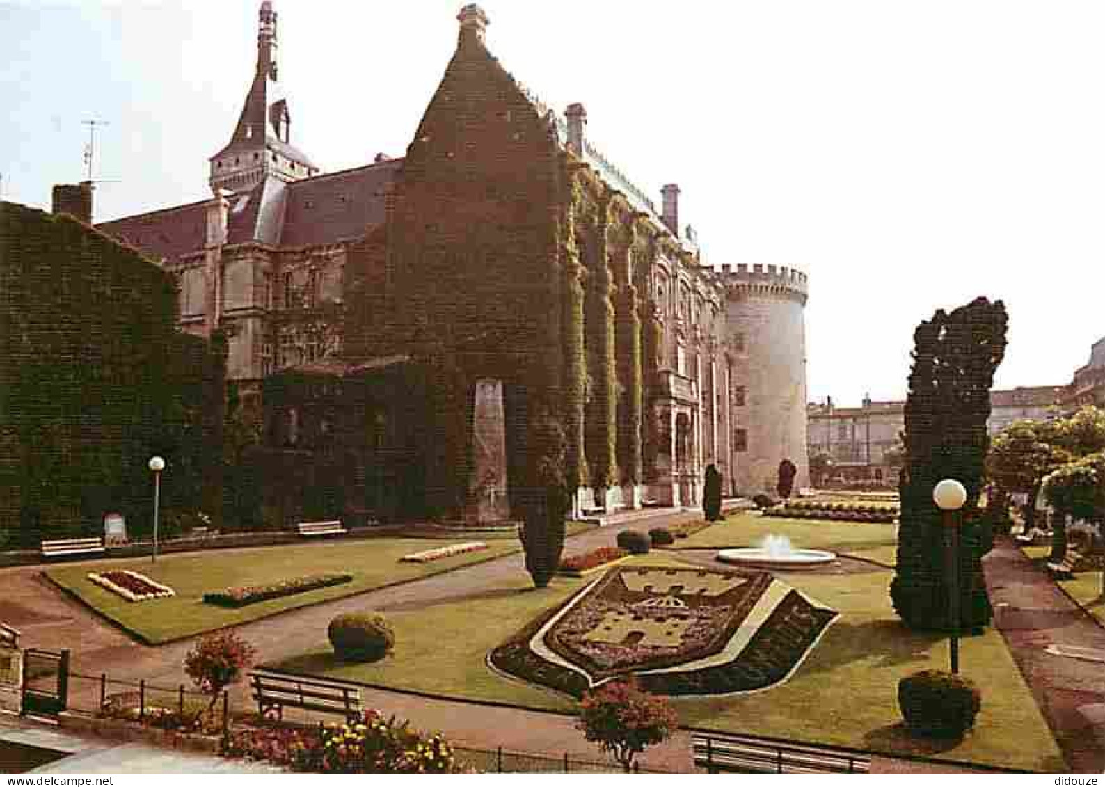 16 - Angouleme - L'Hôtel De Ville - Fleurs - Carte Neuve - CPM - Voir Scans Recto-Verso - Angouleme