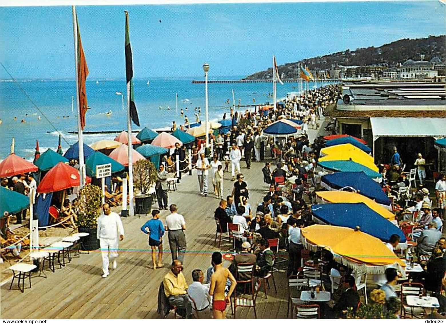 14 - Deauville - Les Planches - Le Bar Du Soleil Et Les Planches - Flamme Postale De Villers Sur Mer - CPM - Voir Scans  - Deauville