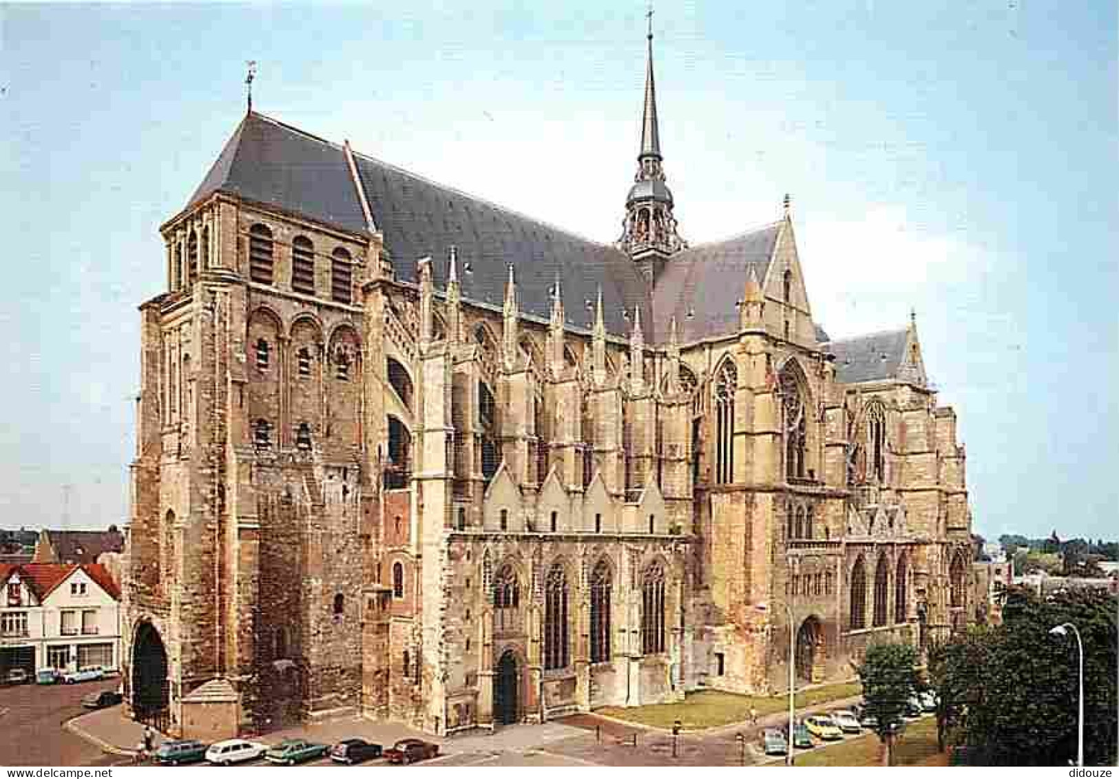 02 - Saint Quentin - La Basilique - Automobiles - CPM - Voir Scans Recto-Verso  - Saint Quentin