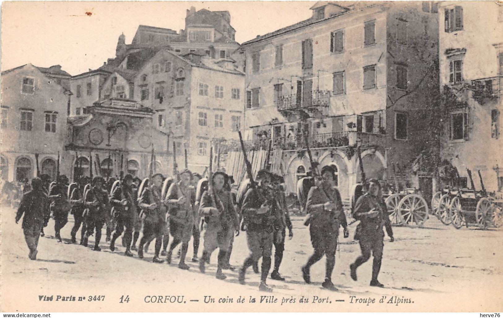 GRECE - CORFOU - Un Coin De La Ville Près Du Port - Troupes D'Alpins - Grèce